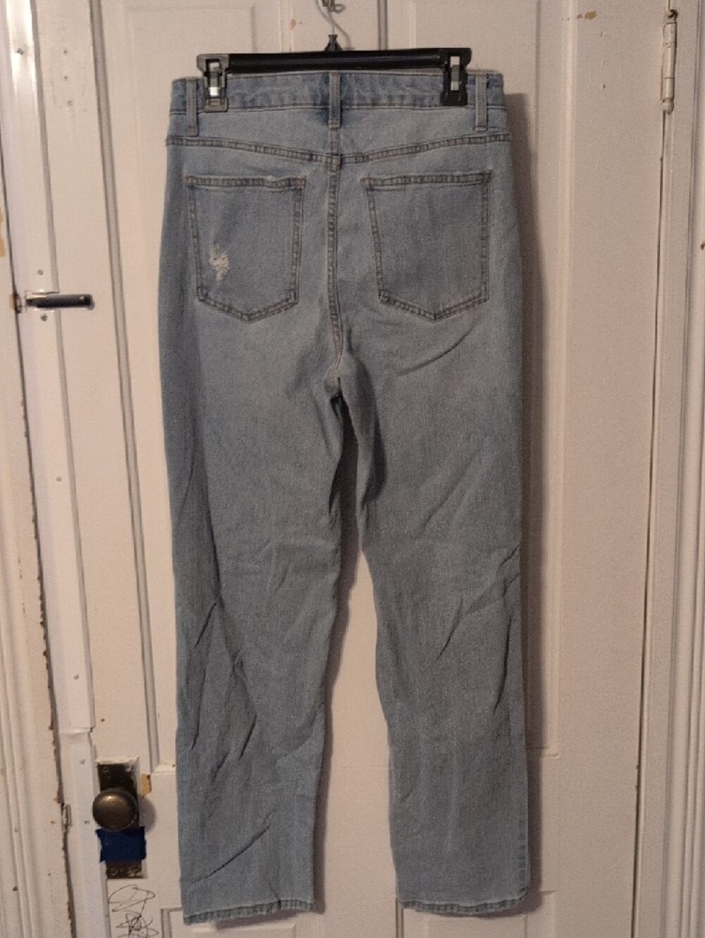No Boundaries Light Blue Straight Leg Jeans with Distressed Knee - Picture 2 of 4